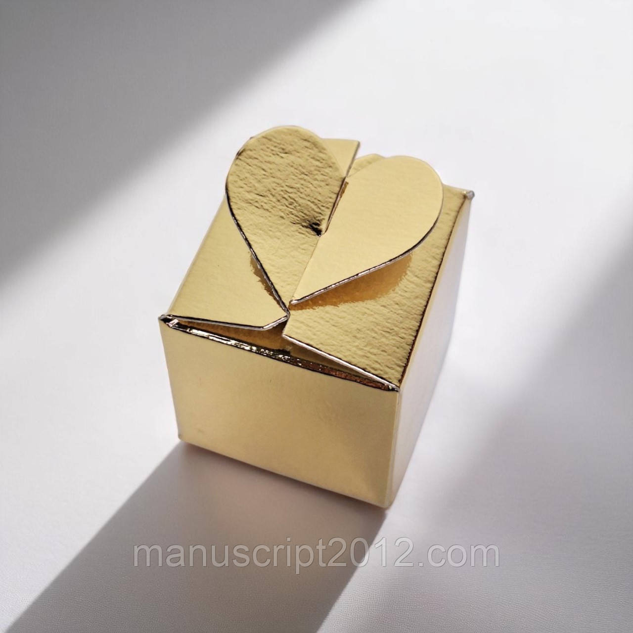 Коробка на 1 цукерку / бонбоньєрка "Сердечко" (40х40х40мм.) золота