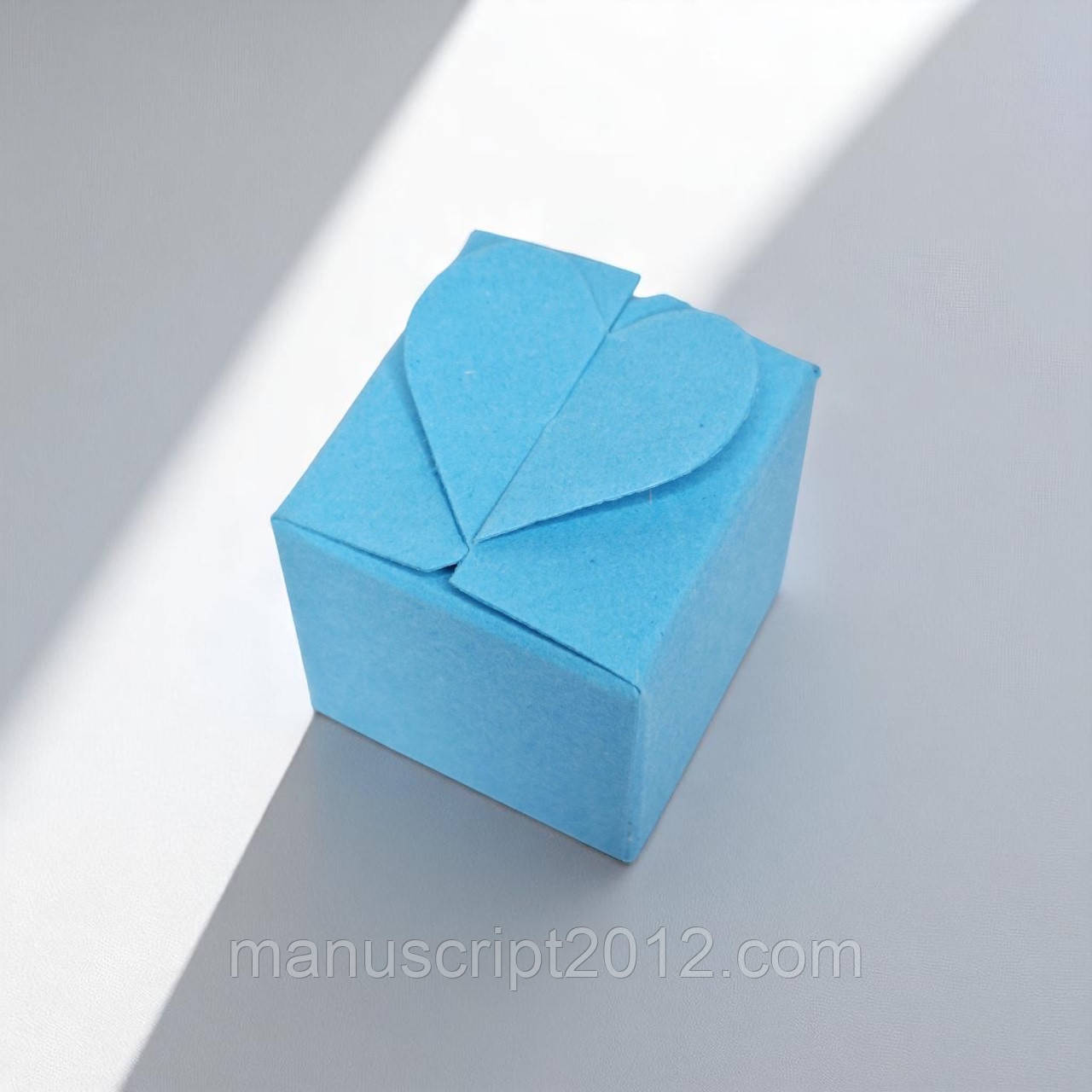 Коробка на 1 цукерку / бонбоньєрка "Сердечко" (40х40х40мм.) яскраво-блакитна