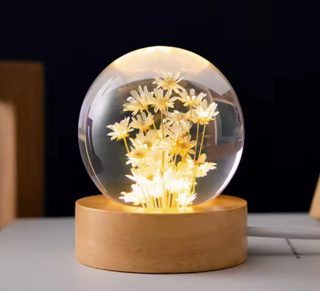Настільний нічник з натуральною квіткою білою ромашкою "Yellow daisy" у прозорій кулі