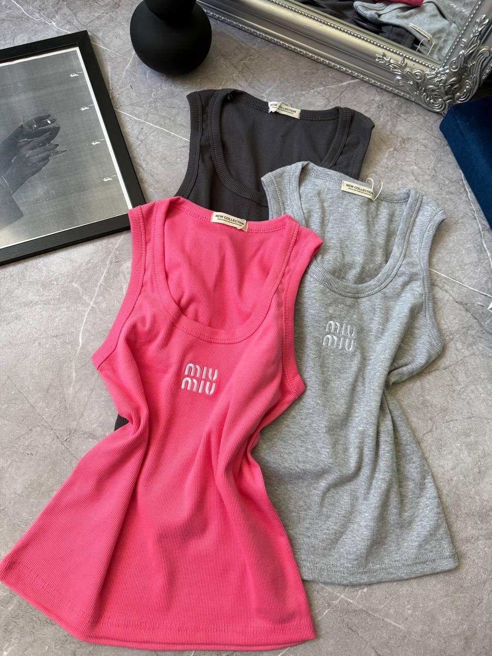 Жіноча базова майка з трикотажу в рубчик із вишивкою "міу міу", фото 1