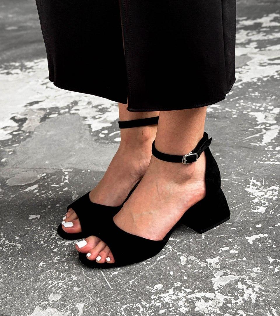 Жіночі класичні босоніжки на невисокому підборі чорні екозамша