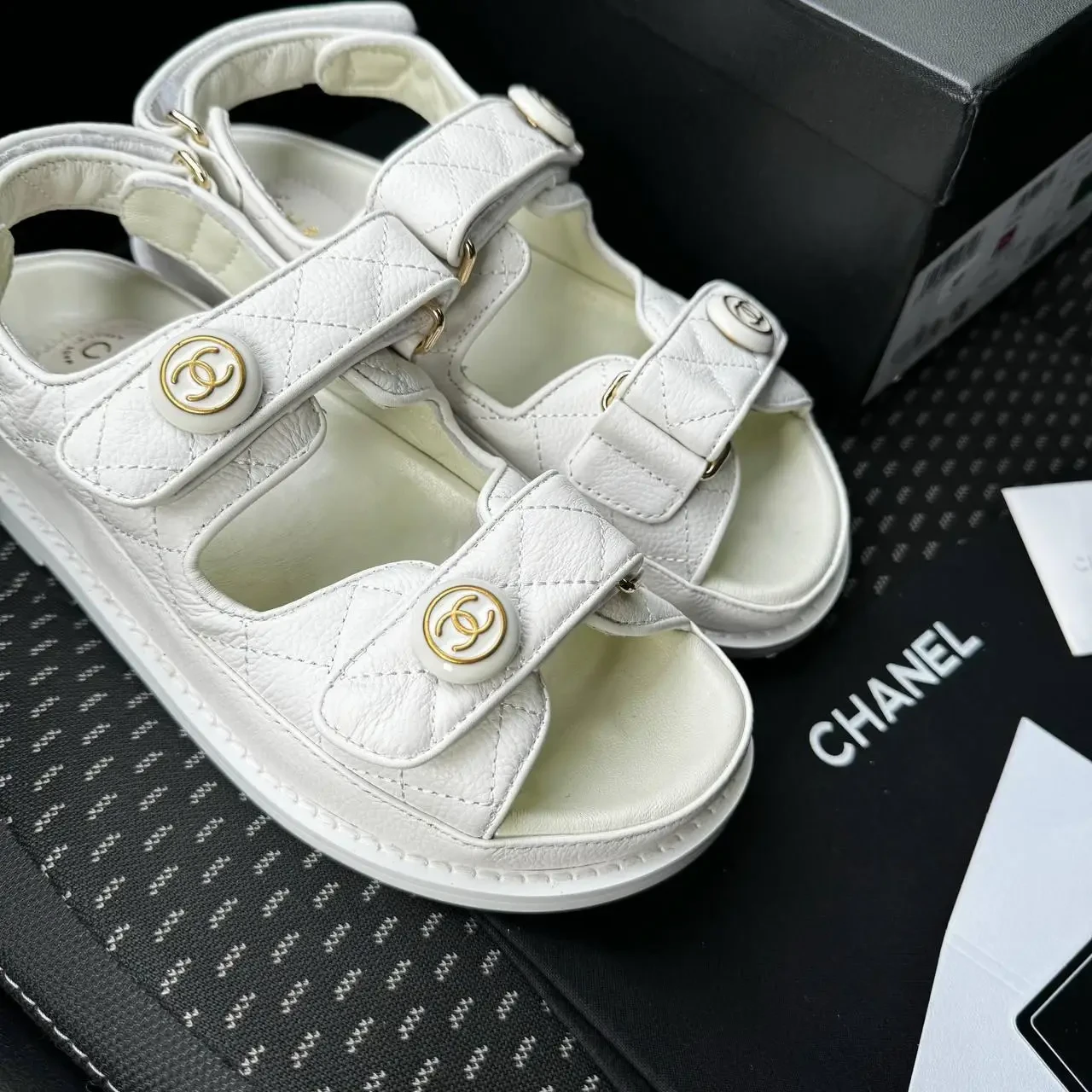 Жіночі сандалії Chanel Quilted Dad Sandal White Leather ALL08505 36, фото 1