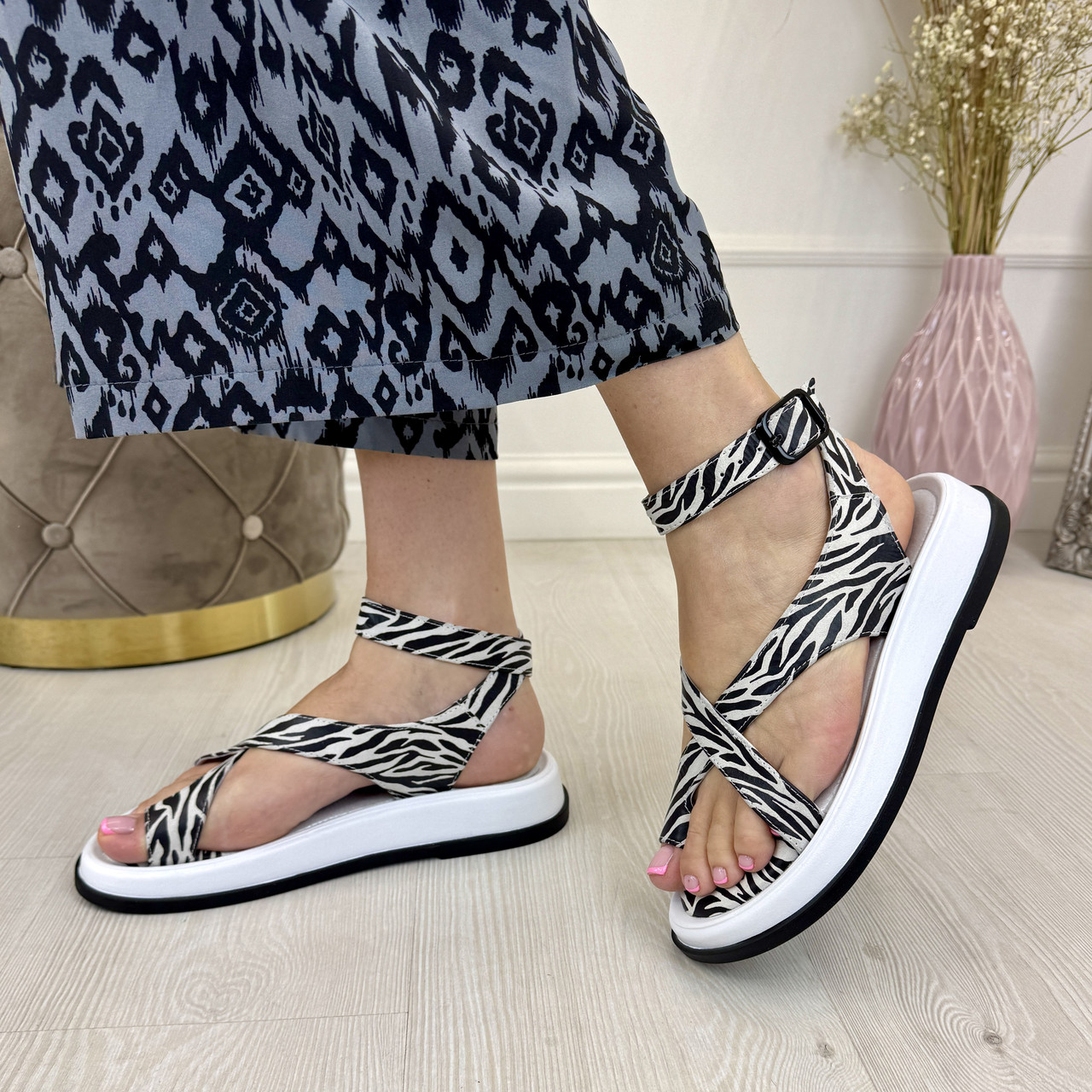 Босоніжки жіночі на підошві. Натуральна шкіра з принтом зебра