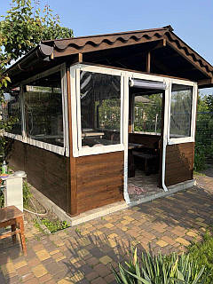 Дерев’яна альтанка 4×3 м, розбірна, з зашитими перилами та ПВХ-плівкою.