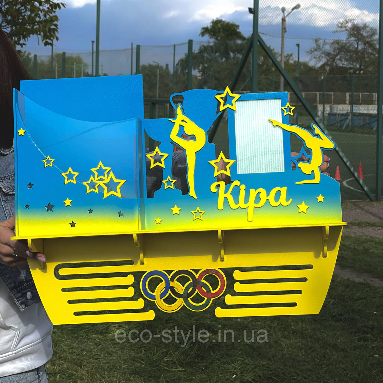 Медальниця для гімнастики з поличкою для кубків. Холдер для гімнастки. Медальниця з індивідуальним дизайном, фото 1