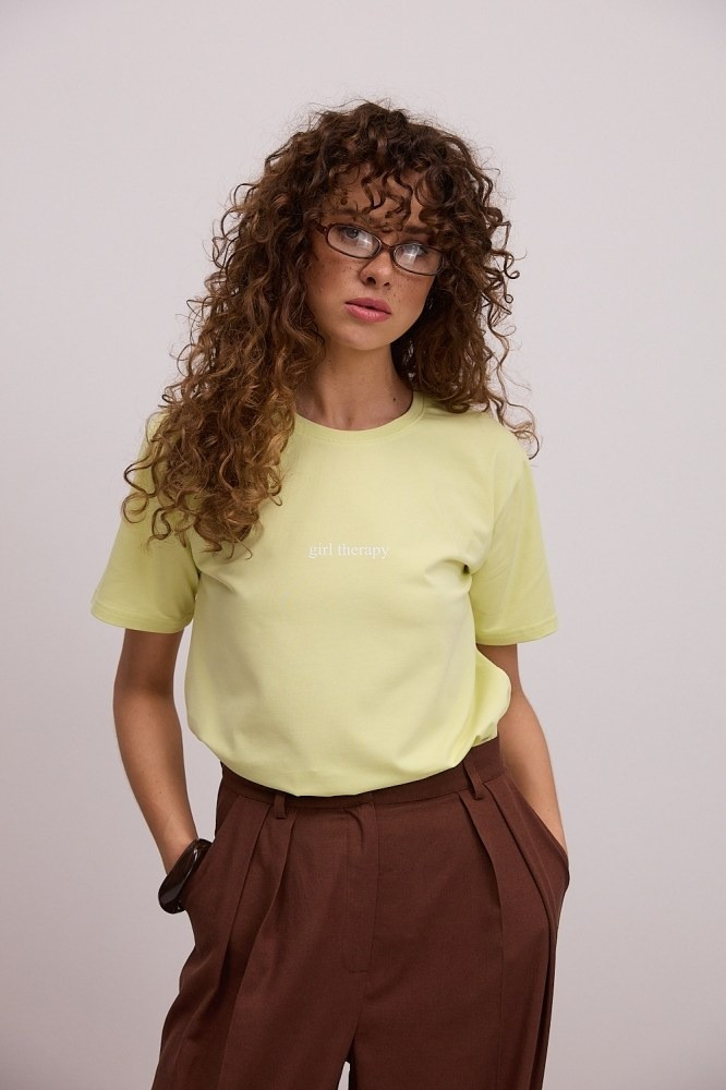 Стильна жіноча футболка з принтом GIRL THERAPY, фото 1