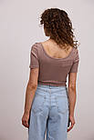 Укорочена жіноча футболка з декоративними ґудзиками в розмірі S коричневого кольору, фото 2