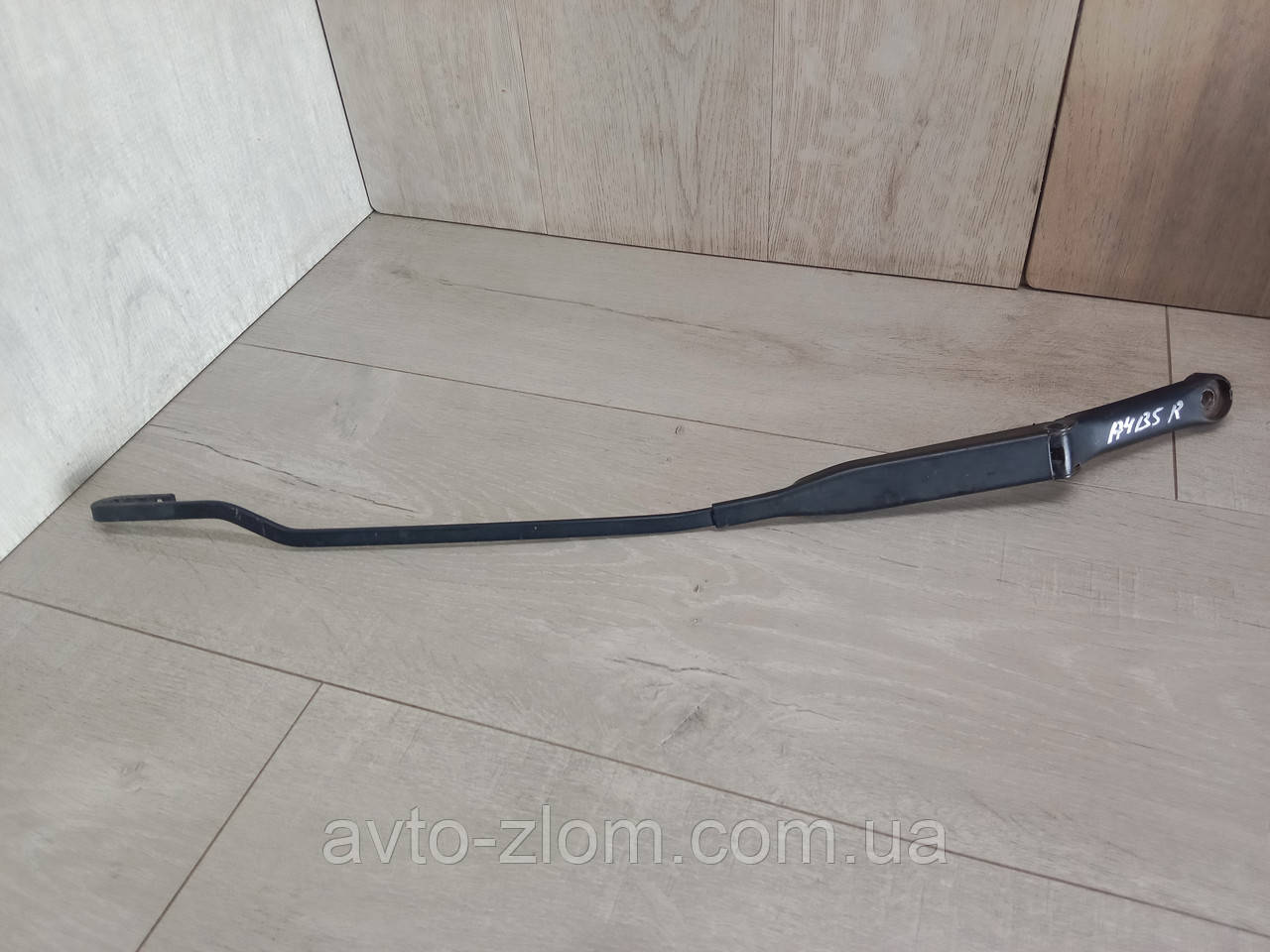 Утримувач переднього двірника Audi A4 B5. Ауді А4 Б5. Правий. 8D1955408A.