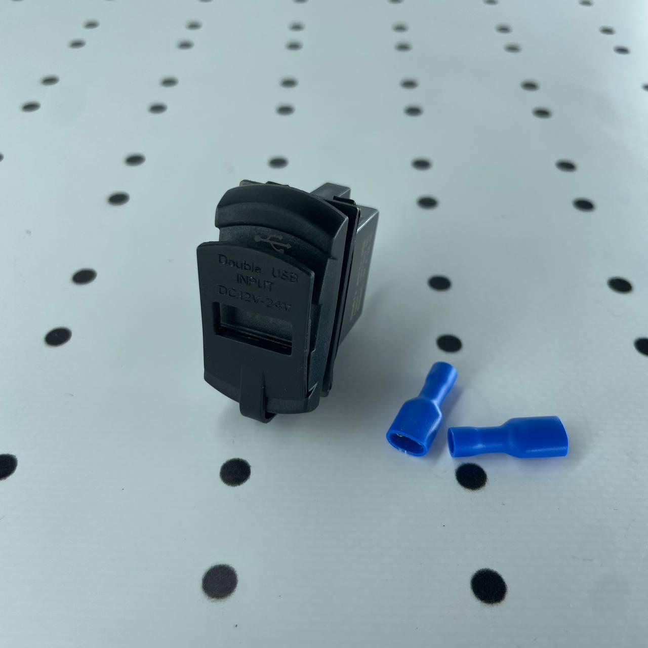 Гніздо зарядне універсальне + вольтметр (вхід 12V/24V) два виходи USB 5V/4.2A підсвічування блакитне, фото 1