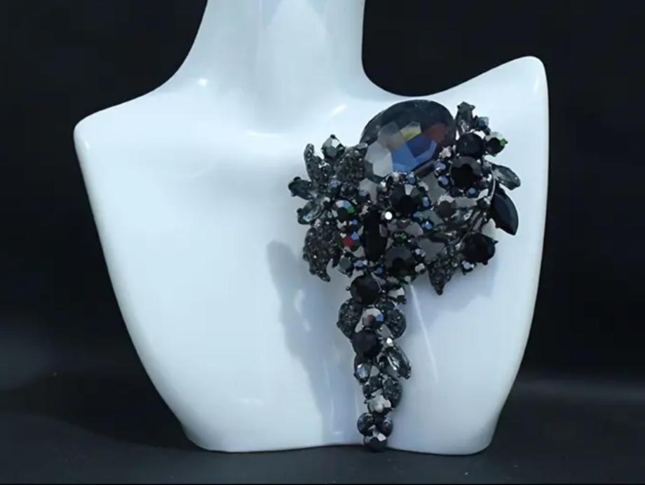 Брошка Королева Квітів чорна з кристалами 10×6 см BRS048, фото 1