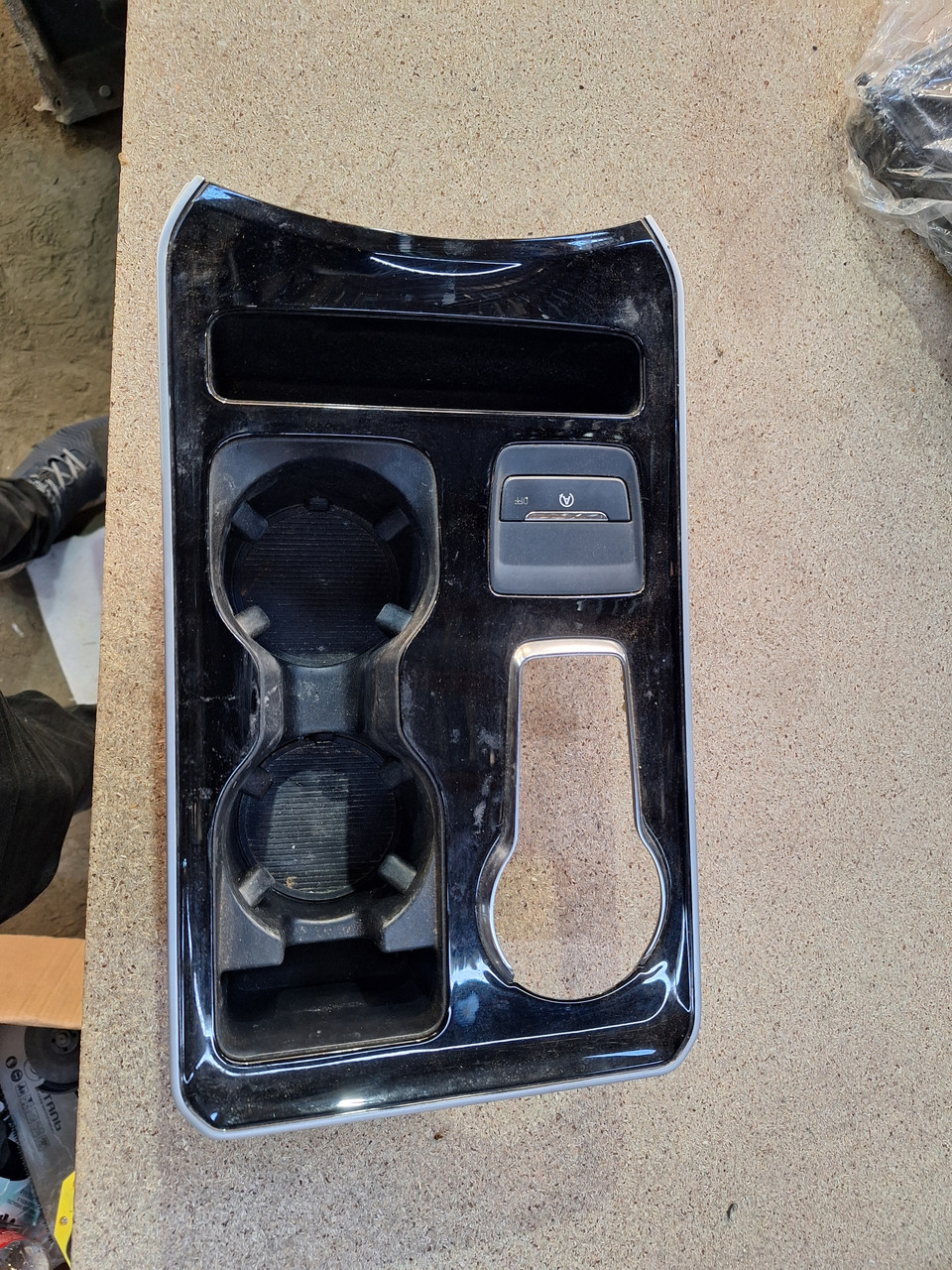 Ford Edge 2019-2024 Накладка центральної консолі (підлокотник) з підстаканником KT4Z58044D90CA, фото 1