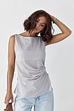 Віскозна жіноча майка з асиметричним низом з гумкою для волосся сіра блузка топ на літо, фото 3