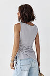 Віскозна жіноча майка з асиметричним низом з гумкою для волосся сіра блузка топ на літо, фото 4