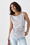 Віскозна жіноча майка з асиметричним низом з гумкою для волосся сіра блузка топ на літо, фото 2