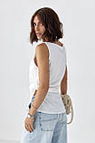 Віскозна жіноча майка з асиметричним низом з гумкою для волосся молочна блузка топ на літо, фото 3