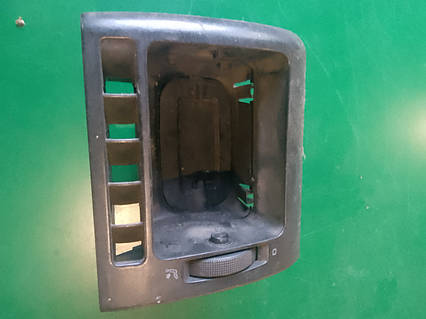 Корпус з рефлектором правий  пасат в3