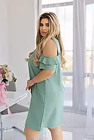 Женское платье с удлиненным рукавом и открытыми плечами