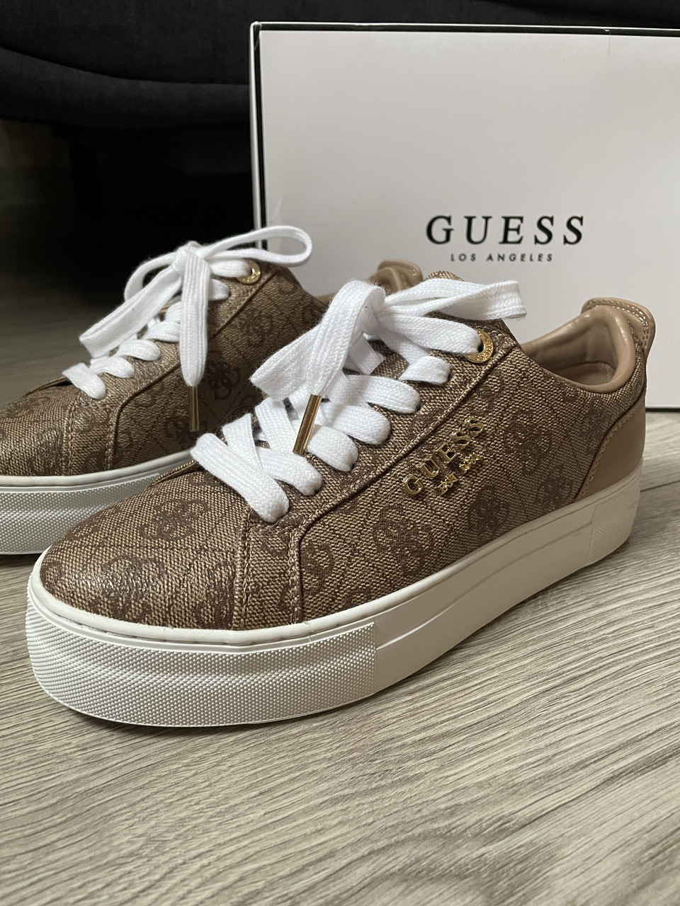 Кросівки Guess р. 365 на платформі з коричневим принтом