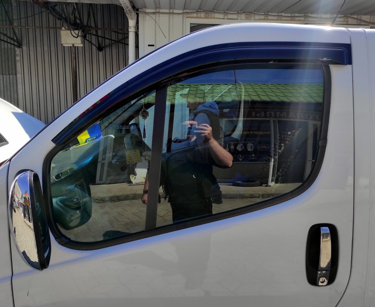 Дефлектори вікон (вітровики) Opel Vivaro 2001-2014 (Hic)
