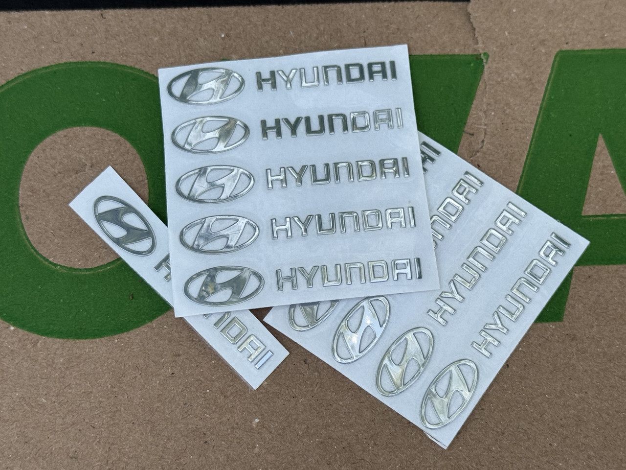 Набір металевих 3D наклейок Hyundai (логотип + надпис, хром, 10 шт), фото 1