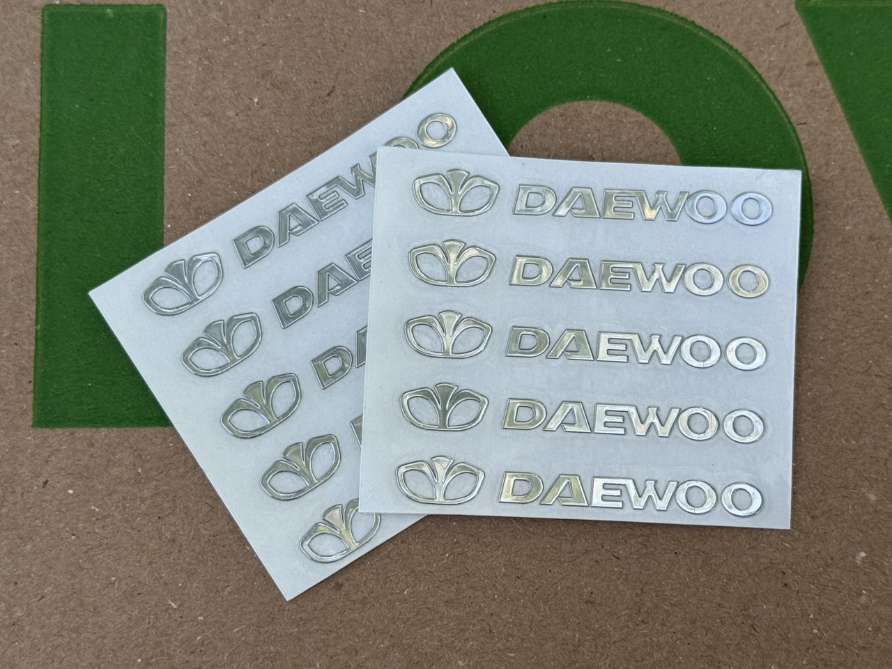 Набір металевих 3D наклейок Daewoo (логотип + надпис, хром, 10 шт), фото 1