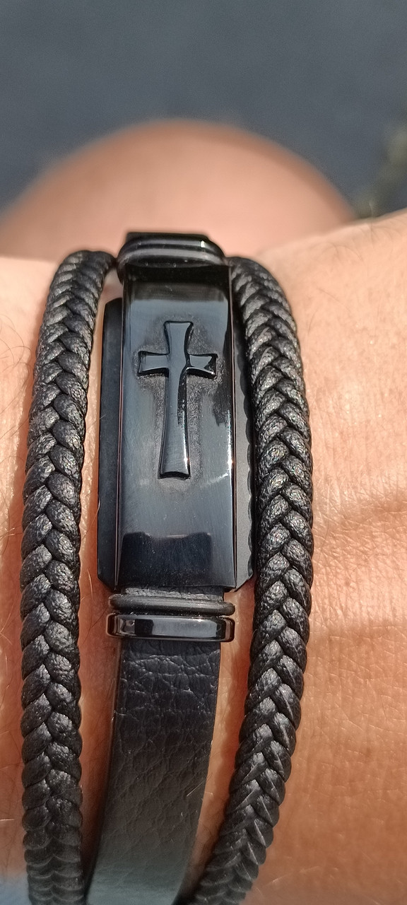 Чоловічий шкіряний браслет із плетінням і металевою вставкою «Крест» — стильний аксесуар у чорному кольорі