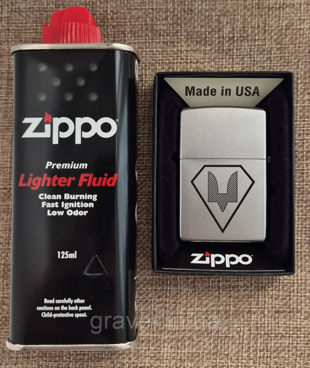 Подарунковий комплект: Бензин Zippo 125 мл + Запальничка Zippo 205 з гравіюванням нарукавного знака шеврону «Двозуб ССО», фото 1
