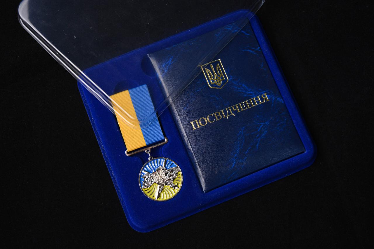 Комплект медаль за оборону футляр та посвідчення шкірозамінник