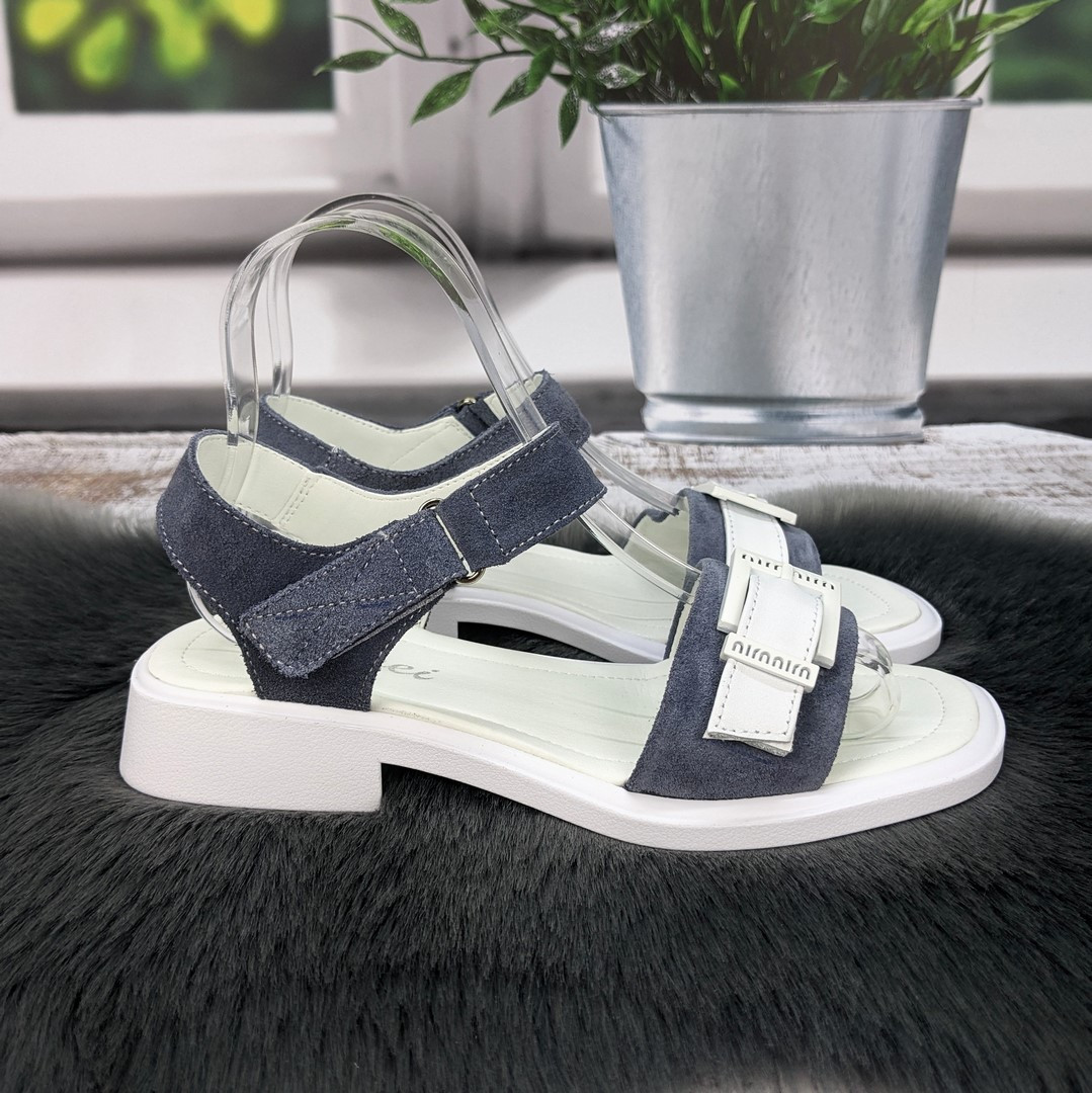 Босоніжки жіночі Tamei сірі з білим замшеві на низькому ходу 4938-2, фото 1