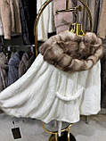 Жіноча норкова шуба FLY молочного кольору з куницею в капюшоні, фото 6