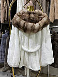 Жіноча норкова шуба FLY молочного кольору з куницею в капюшоні, фото 7