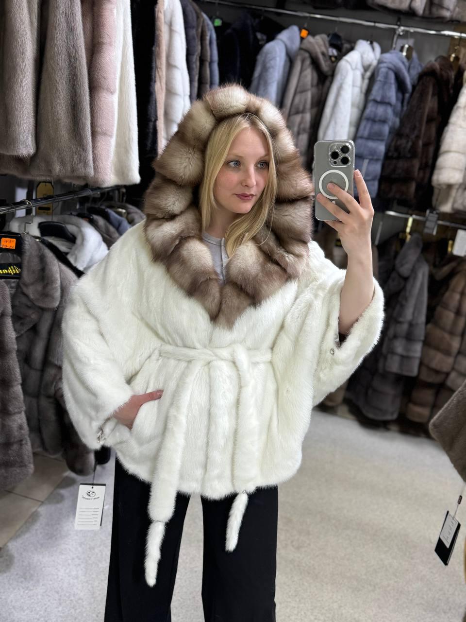 Жіноча норкова шуба FLY молочного кольору з куницею в капюшоні, фото 1