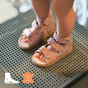 Дитячі високі ортопедичні босоніжки з фіксуючим задніком на липучках для дівчинки 26 розмір