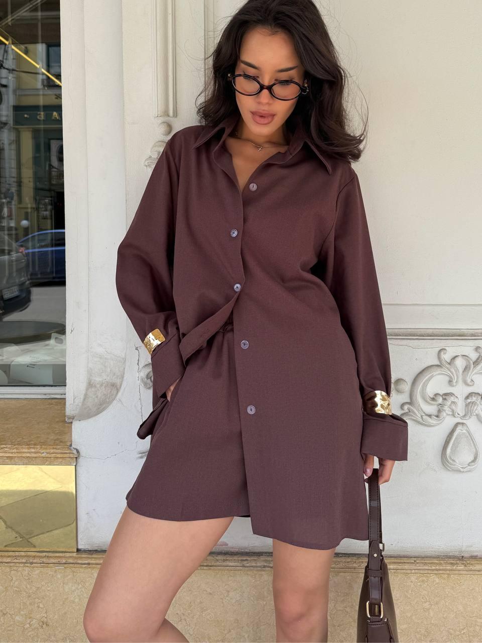 Коричневий жіночий комплект-трійка з льону: топ, оверсайз сорочка та шорти вільного крою, фото 1