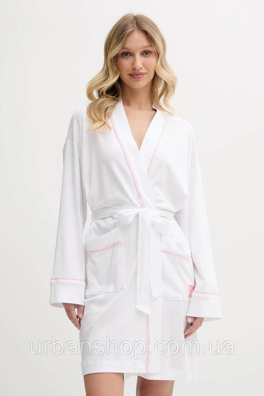 Urbanshop com ua Халат Dkny колір білий YI10046 РОЗМІРИ ЗАПИТУЙТЕ
