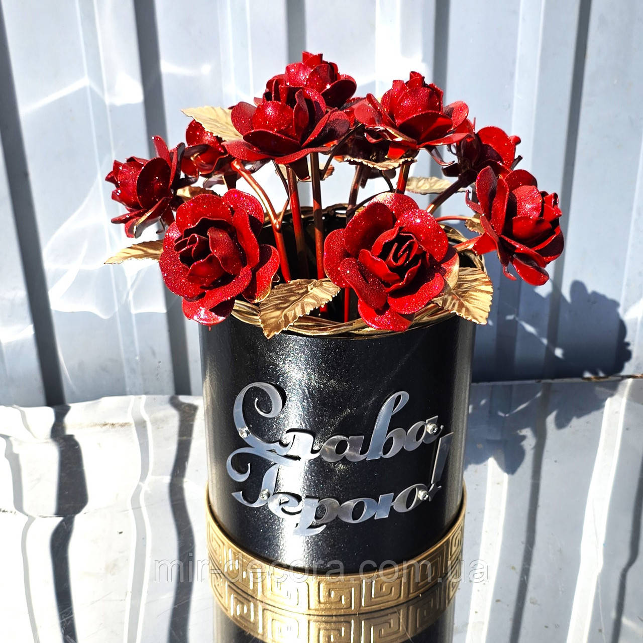 Кована ваза "червоні троянди", букет воїну, ваза Герою України, ваза на Алею Слави.