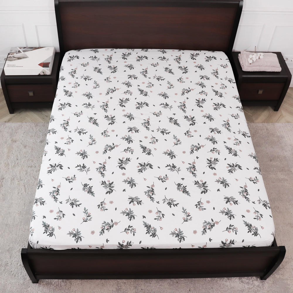 Натяжне двоспальне простирадло бязь на гумці  (120*200*25) міцне бавовняне біле з квітковим принтом