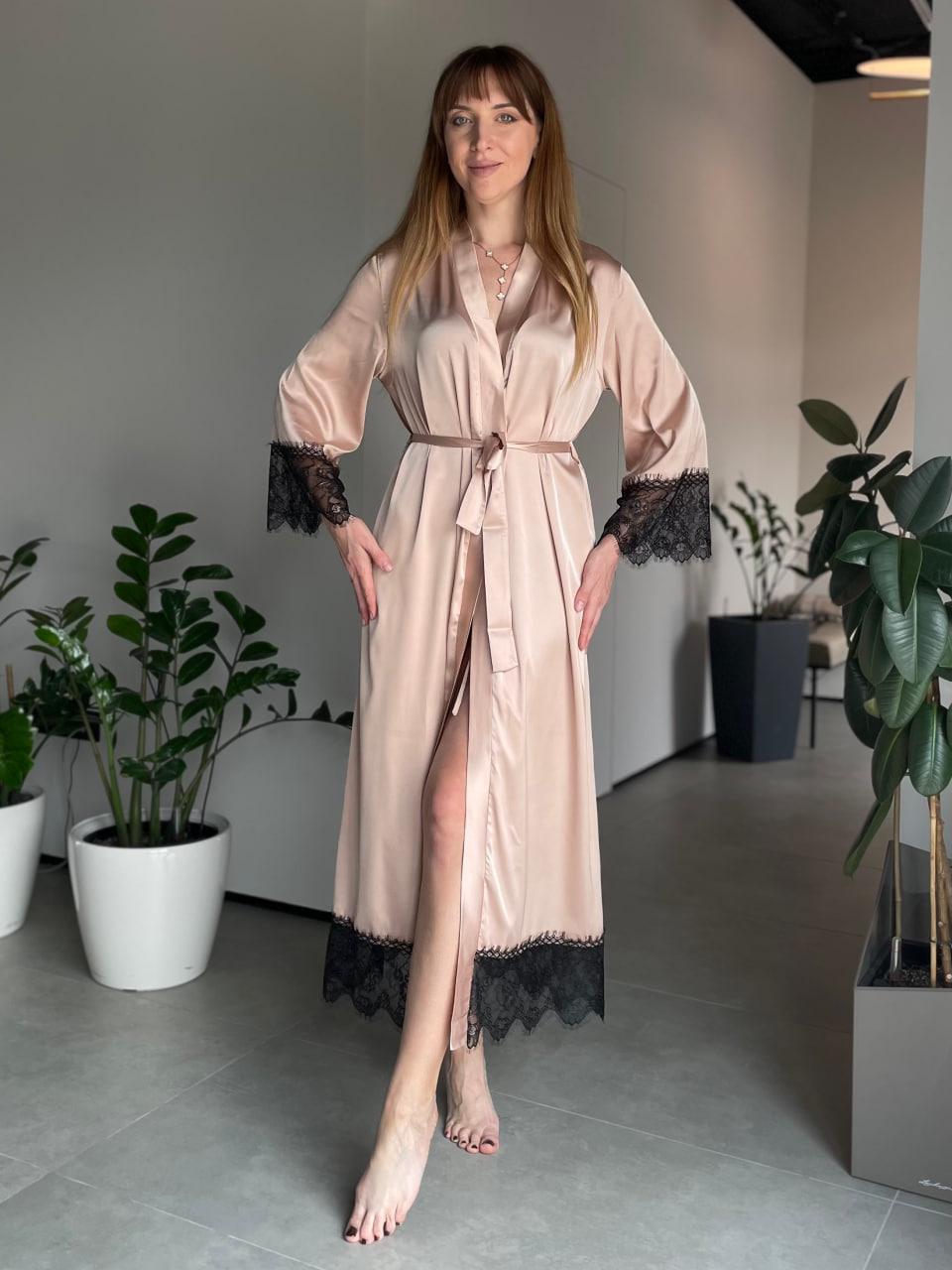 Халат жіночий довгий шовковийі з мереживом Персиковий, фото 1