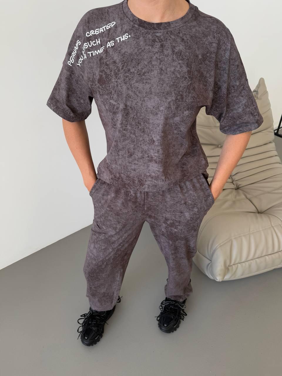 Жіночий шоколадний затишний оверсайз комплект-двійка в мармуровий принт з написами з комфортного куліру пеньє, фото 1