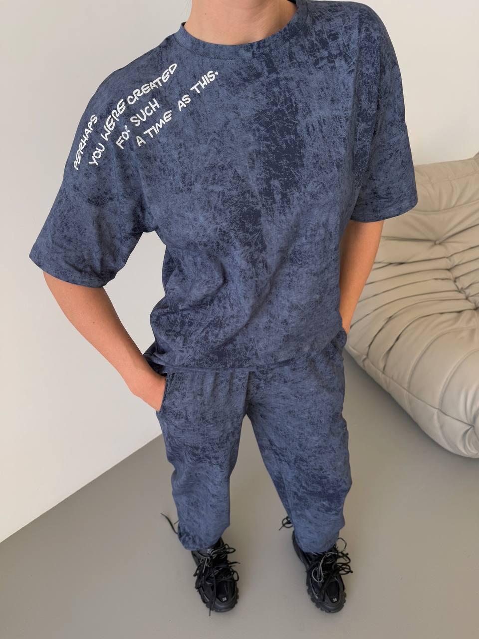 Жіночий синій затишний оверсайз комплект-двійка в мармуровий принт з написами з комфортного куліру пеньє, фото 1
