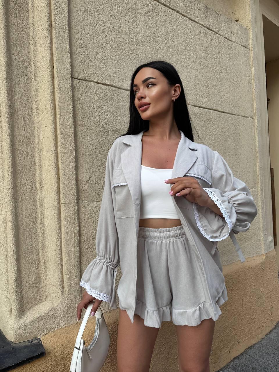 Бежевий жіночий літній лляний прогулянковий костюм з мереживним оздобленням, фото 1