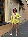 Жовтий жіночий літній прогулянковий костюм із жатого льону з мереживним оздобленням, фото 2