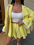 Жовтий жіночий літній прогулянковий костюм із жатого льону з мереживним оздобленням, фото 6