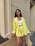 Жовтий жіночий літній прогулянковий костюм із жатого льону з мереживним оздобленням, фото 5