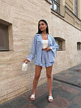Блакитний жіночий літній прогулянковий костюм із жатого льону з мереживним оздобленням, фото 6