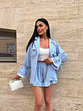 Блакитний жіночий літній прогулянковий костюм із жатого льону з мереживним оздобленням, фото 7