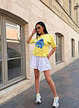 Жіночий літній костюм Стіч: жовта футболка з малюнком і білі шорти з тонку смужку, фото 3