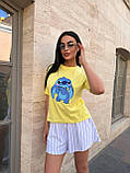 Жіночий літній костюм Стіч: жовта футболка з малюнком і білі шорти з тонку смужку, фото 2