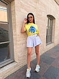 Жіночий літній костюм Стіч: жовта футболка з малюнком і білі шорти з тонку смужку, фото 4