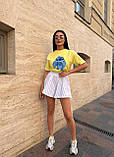 Жіночий літній костюм Стіч: жовта футболка з малюнком і білі шорти з тонку смужку, фото 9
